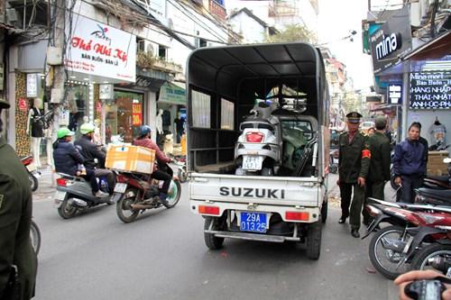  Trong khi đó, công an phường Hàng Đào cũng ra quân dẹp hàng quán dọc tuyến phố Hàng Ngang - Hàng Đào