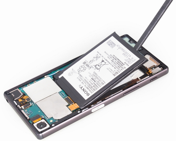 Máy cần có nguồn pin lớn hơn: Xperia XZ Premium có thiết kế dài hơn, rộng hơn và dày hơn một chút so với phiên bản Z5 Premiuom năm ngoái nhưng lại sở hữu nguồn pin dung lượng nhỏ hơn hẳn. Sản phẩm trang bị pin 3230mAh trong khi phiên bản Z5 Premium sở hữu pin 3430mAh. Cho dù Sony hứa hẹn rằng chế độ Stamina cập nhật, thông minh sẽ tạo ra các tế bào pin tốt nhất để smartphone có thời lượng pin sử dụng lâu. Tuy vậy, phiên bản cao cấp thế hệ mới có dung lượng pin nhỏ hơn hẳn so với thế hệ cũ là điều khó chấp nhận được.
