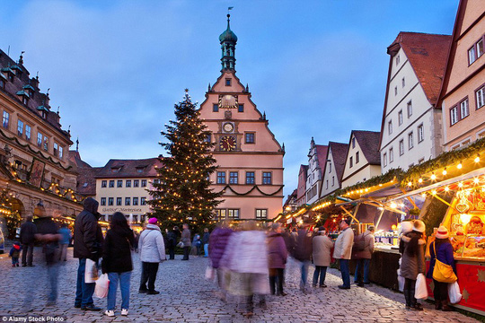 10. Đức: Nếu đến Đức vào mùa đông, hãy nắm tay người ấy đi qua con đường lát sỏi và những khu phố Giáng sinh tại TP Rothenberg. Ảnh: Alamy Stock Photo 