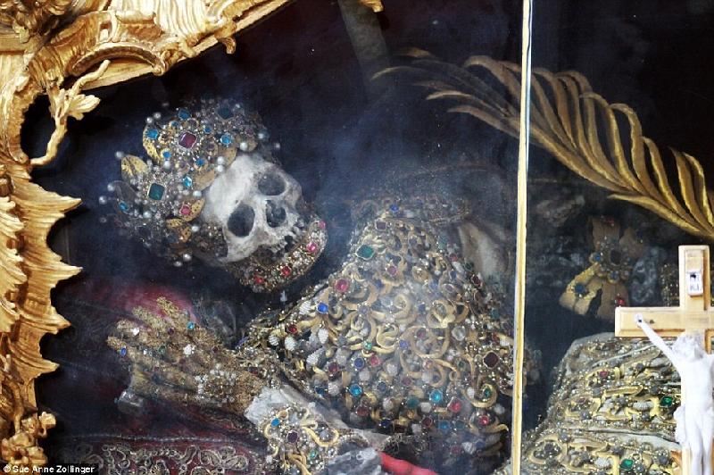 Hyacinth là một thánh vị tử đạo La Mã. Ngài bị tra tấn và bỏ đói đến chết vào năm 108, khi đang ở tuổi 12. Bộ xương của ngài được trang trí với một vương miện vàng, phần hàm dưới cũng nạm vàng, ngọc. Ảnh: Sue Anne Zollinger.