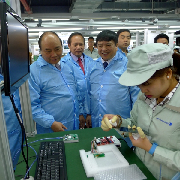 Thủ tướng đánh giá cao các sản phẩm do VNPT Technology tự thiết kế và sản xuất.