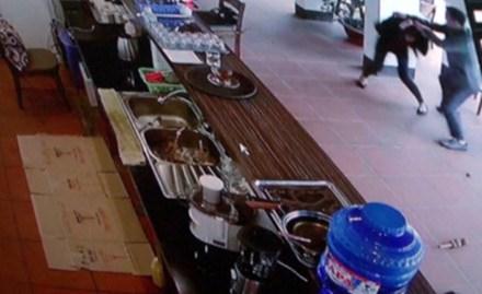 Hình ảnh đối tượng tấn công nữ nhân viên quán cà phê. Ảnh cắt từ clip