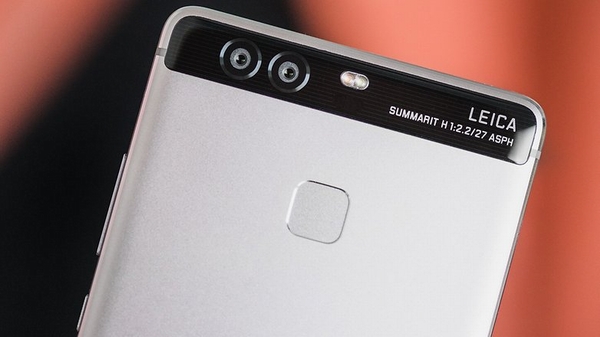 Huawei P9: Model thứ 4 của dòng Huawei P được mệnh danh là “DSLR bỏ túi”. Sở dĩ vậy là vì Huawei đã hợp tác với nhà sản xuất máy ảnh nổi tiếng Leica của Đức để chế tạo ra một chiếc smartphone tập trung vào khả năng chụp ảnh. Smartphone này tích hợp hệ thống camera kép ở mặt sau. Mặc dù trang bị camera tốt hơn và chất lượng chụp ảnh cao hơn nhưng sản phẩm có giá rẻ hơn so với các đối thủ cạnh tranh khác. Sản phẩm này có giá 559USD (~12,7 triệu đồng). Huawei P9 hoạt động trên hệ điều hành Android Marshmallow, chipset HiSilicon Kirin 955, RAM 3GB, bộ nhớ trong 32GB có thể mở rộng thêm nhờ hỗ trợ thẻ nhớ microSD. Điện thoại này có nguồn pin 3000mAh.