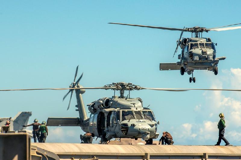 Ngoài các máy bay cánh cố định, CVN-70 còn có phi đội trực thăng tấn công 78, sử dụng MH-60R, phi đội trực thăng hàng hải 4, sử dụng MH-60S.