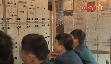 Việc vận hành tổ hợp S-300 đòi hỏi quá trình học tập, làm chủ rất nghiêm ngặt bởi đây là vũ khí rất mạnh nhưng cũng rất phức tạp… Nguồn ảnh: Quốc phòng Việt Nam