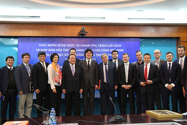 Bộ trưởng Trương Minh Tuấn và các đại biểu Việt Nam chụp ảnh lưu niệm với phái đoàn Pháp