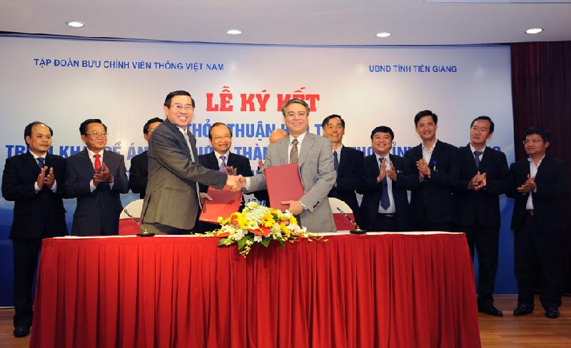 Chủ tịch UBND tỉnh Tiền Giang Nguyễn Văn Hưởng và Chủ tịch VNPT Trần Mạnh Hùng ký thỏa thuận hợp tác xây dựng Mỹ Tho trở thành smart city.