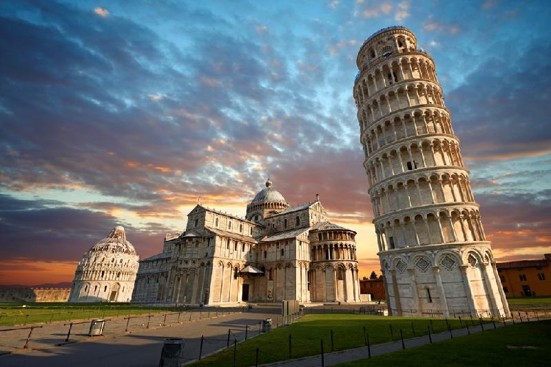 Biết bao nhiều du khách đã từng mơ một lần được đến tháp nghiêng Pisa, một công trình kiến trúc mạng đậm tính nghệ thuật của Italy được xây dựng từ năm 1173, để tạo dáng với những góc ảnh độc đáo, hoặc ghi lại hình ảnh tòa tháp chuông với khung cảnh bầu trời đẹp mắt phía sau. Ảnh: