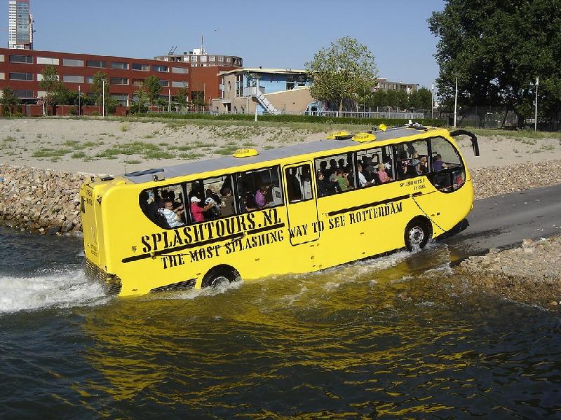 Xe buýt trên sông được nhiều quốc gia trên thế giới sử dụng nhưng chủ yếu phục vụ du lịch. Đây là loại hình vận tải đặc biệt, có thể hoạt động cả trên cạn lẫn dưới nước. Ảnh: ALK3R.