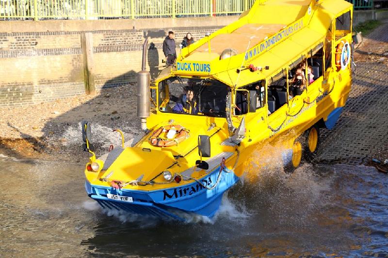 Tại Anh, dịch vụ xe buýt chạy dưới nước có tên London Duck Tours, sử dụng những mẫu xe buýt hình chú vịt chạy trên sông Thames. Ảnh: Londonducktours.
