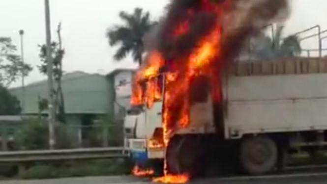 Xe tải mang biển số Lào bốc cháy dữ dội trên đại lộ Thăng Long