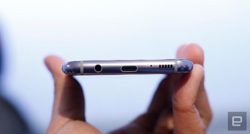 Sạc nhanh: Cả Galaxy S8 và Galaxy S8+ đều trang bị công nghệ sạc pin siêu nhanh mới nhất hiện nay, trong khi người dùng iPhone tiếp tục phải mua bộ sạc 12W của iPad để có thể sạc iPhone nhanh hơn một chút.