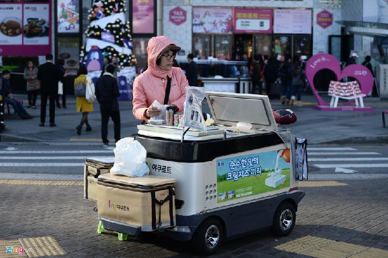 Trên vỉa hè Seoul xuất hiện khá nhều người bán hàng lưu động. Ghi nhận khiếu nại của người dân, chính quyền thành phố cố gắng kiềm chế, giảm số lượng những người bán hàng rong.