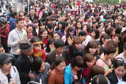 Những hình ảnh phản cảm tại lễ hội hoa hồng ở Hà Nội