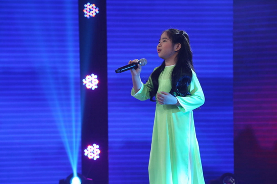 Với chất giọng cao vút trong bài hát Tàu anh qua núi, cô bé Trần Ngọc Phương Vy nhận được nhiều lời khen từ Ban giám khảo khi lên nốt cao dễ như chơi.