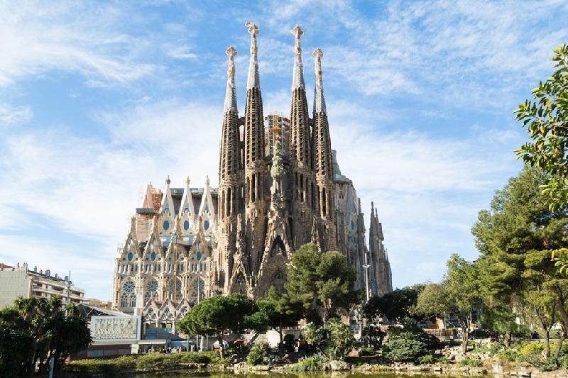 Thánh đường Sagrada Família (Barcelona, Tây Ban Nha): Với những cột xoắn như thân cây và mái tạo hình giống tán lá, kiệt tác của Gaudí được lấy cảm hứng từ thiên nhiên. Công trình được xây dựng từ gần 100 năm này có thiết kế phỏng sinh học, kiểu thiết kế đang ngày càng trở nên quan trọng trong thế giới hiện đại.