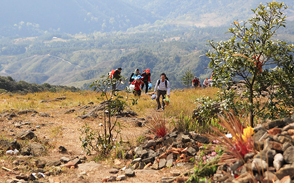 Tuy nằm trên địa thế cao, dốc, đường đi lại khó khắn nhưng đến nay khu Linh địa cổ Mẫu Sơn đã thu hút rất nhiều du khách tới hành hương.