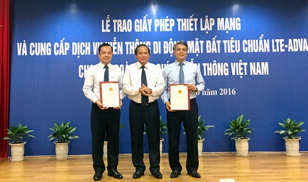 Bộ trưởng Trương Minh Tuấn (giữa) trao các Giấy phép cung cấp dịch vụ 4G LTE-A cho VNPT vào ngày 28/10/2016.