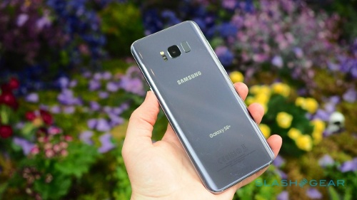 Đáng chú ý lần đầu tiên Samsung màn hình tính năng màn hình cong lên phiên bản Galaxy S8, chính vì vậy mà dù có kích thước cỡ 5,8 inch nhưng do sử dụng viền màn hình siêu mỏng nên máy chỉ có kích cỡ thật chỉ tương đương các máy 5 inch.