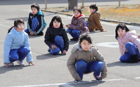 Học sinh Nhật Bản trong cuộc diễn tập giả định tình huống bị tên lửa Triều Tiên tấn công. (Ảnh: Reuters)