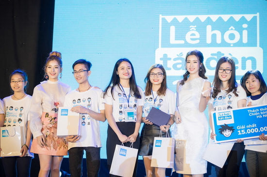 Bên cạnh đó, nữ diễn viên cùng Hoa hậu Mỹ Linh còn lên sân khấu trao giải thưởng cho những dự án cải thiện môi trường sống xuất sắc nhất. 