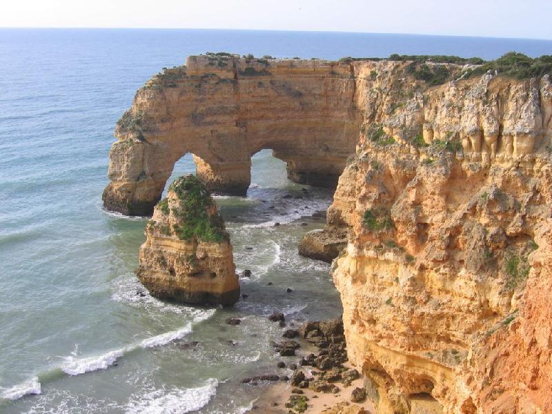 Spectacle Arches là một vòm đá đôi nằm ở biển Marinha, Lagoa, Bồ Đào Nha. Vòm đá được hình thành bởi sự xói mòn từ các làn sóng biển. Cấu trúc chủ yếu của vòm đá là sa thạch nhưng cũng có rất nhiều vôi từ vỏ động vật biển và đất sét từ nội địa. Ảnh: Wonderslist.