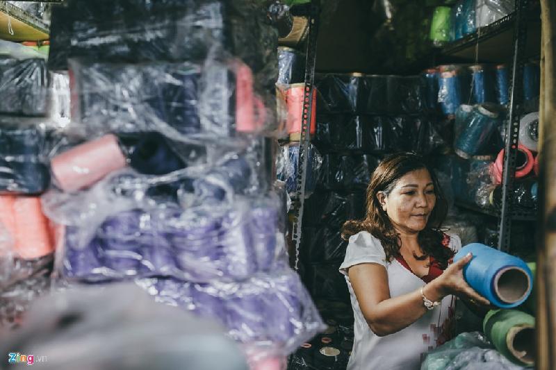 Trước khi bà Hoa thành lập chợ, khu Bảy Hiền (quận Tân Bình) là một vùng đất hoang sơ, tập trung nhiều người di cư từ miền Trung, đặc biệt là người xứ Quảng (Quảng Ngãi, Quảng Nam, Quảng Trị, Quảng Bình). Khu vực này tạo thành cộng đồng người miền Trung đông nhất ở Sài Gòn, nổi tiếng với làng nghề dệt vải. Đến nay, nghề dệt vải đã không còn nhiều. Tại chợ, chỉ còn một số ít cửa hàng chuyên bán chỉ dệt vải, điển hình là cửa hàng của bà Phạm Thị Thu.