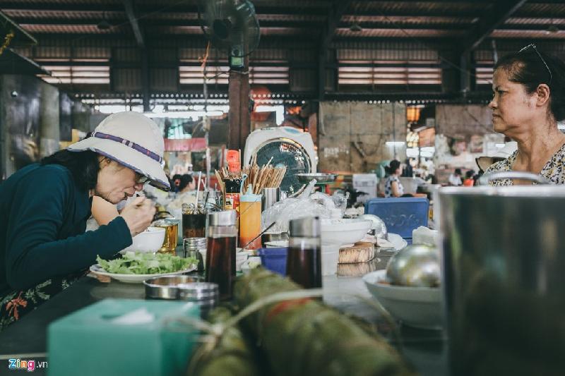 Bà Hà Thị Kim Hoàng (người bên trái) là khách hàng quen thuộc của bà Hồng. Mỗi tuần, bà Hoàng ghé ăn bún 5-6 lần vì thức ăn ở đây sạch và ngon.