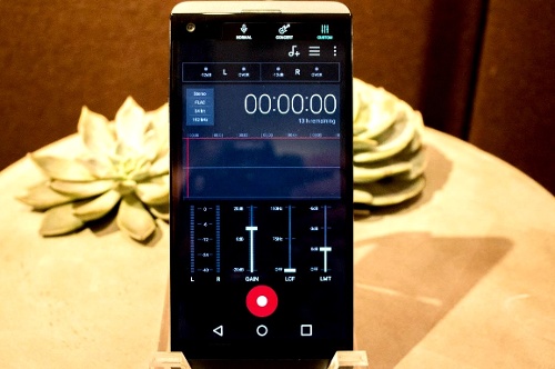 LG V20 không chỉ mang đến trải nghiệm nghe nhạc đã hơn với chip QuadDAC từ ESS, mà còn được nâng cao hệ thống ghi âm với âm thanh chất lượng cao thông qua tính năng Hi-Fi Video Recording. 