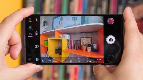 LG V20 cũng sở hữu hệ thống camera kép 16MP khẩu độ f/1.8 để chụp ảnh thông thường với khả năng ổn định hình ảnh quang học (OIS), tự động lấy nét bằng tia laser, camera còn lại 8MP khẩu độ f/2.4 để chụp ảnh góc rộng. Camera phụ 5MP khẩu độ f/1.9 để chụp ảnh selfie.  