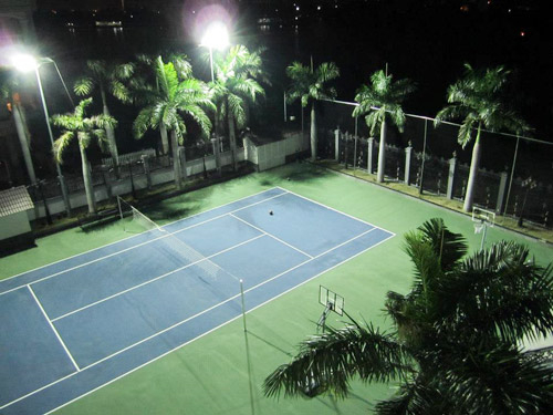 Mặt sau hướng ra sông Sài Gòn. Bao quanh ngôi nhà là không gian xanh của cây cỏ vườn tược. Trong khuôn viên còn có bể bơi, sân quần vợt như khu nghỉ dưỡng cao cấp.