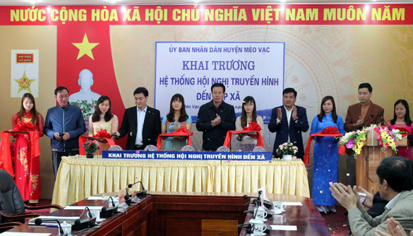 Phó Bí thư tỉnh ủy - Chủ tịch UBND tỉnh Hà Giang Nguyễn Văn Sơn cùng các đại biểu cắt băng khánh thành hệ thống Hội nghị truyền hình trực tuyến đến xã tại huyện Mèo Vạc.