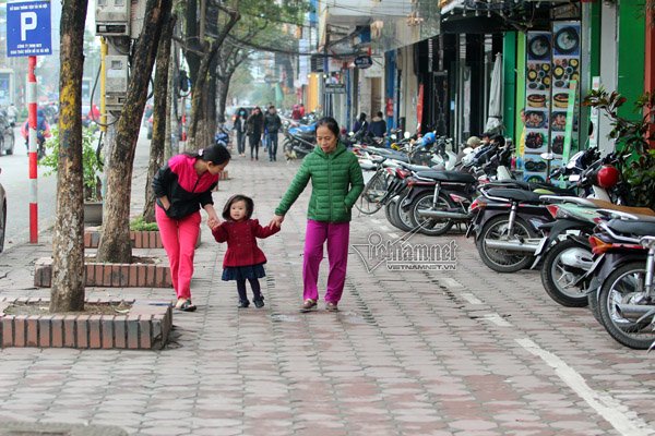 Người đi bộ ở phố Trần Thái Tông, quận Cầu Giấy thoải mái đi trên phần hè 