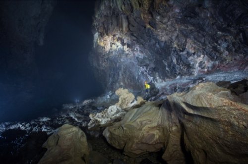 Bên trong hang động chứa nhiều hóa thạch cổ và nhũ đá