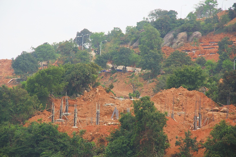Hàng loạt móng khối nhà biệt thự xây không phép trên bán đảo Sơn Trà