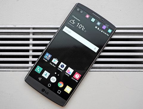 LG V10. LG V10 được trang bị màn hình chính 5.7-inch công nghệ IPS lượng tử giúp hình ảnh hiển thị rất nét và màu sắc được tái tạo chính xác nhất. Cùng với đó là màn hình phụ 2.1 inch chạy độc lập trên cùng một mặt trước, có chức năng xem thông báo, ngày giờ hay truy cập ứng dụng nhanh hơn. Camera sau trên LG V10 có độ phân giải 16 MP khẩu độ f1.8, tính năng chống rung quang học thông minh. Máy còn có chế độ chụp ảnh Manual cho phép tùy chỉnh thông số như trên máy ảnh chuyên nghiệp như chụp phơi sáng, cân bằng trắng… LG trang bị cho V10 CPU 6 nhân Snapdragon 808 (2 nhân 1.8 GHz Cortex-A57 và 4 nhân 1.44 GHz Cortex-A53) RAM 4 GB, khả năng xử lý đồ họa khi chơi game tốt nhờ sử dụng GPU Adreno 418.