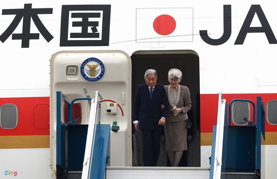 Chuyến thăm của Nhà vua và Hoàng hậu Nhật Bản diễn ra không lâu sau khi Thủ tướng Nhật Shinzo Abe đến Việt Nam. Người đứng đầu chính phủ Nhật Bản tuyên bố nước này quyết định sẽ đóng 6 tàu tuần tra mới cho Việt Nam, các tàu này trị giá 38,5 tỷ Yen (338 triệu USD), nằm trong khoản Hỗ trợ phát triển chính thức (ODA) mới trị giá 123 tỷ Yen (1,05 tỷ USD) mà Nhật dành cho Việt Nam.