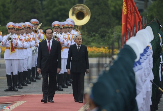 Lễ đón Nhà vua và Hoàng hậu Nhật Bản theo nghi lễ cấp Nhà nước do Chủ tịch nước Trần Đại Quang chủ trì diễn ra sáng 1/3 tại Hà Nội.