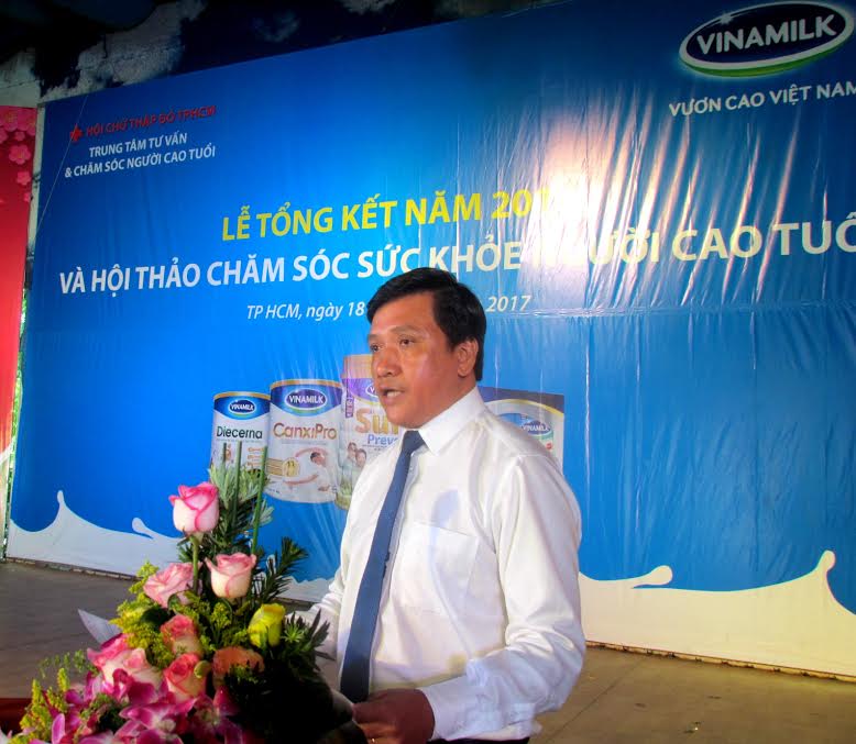 Ông Phan Nguyễn Minh Nhựt, Giám đốc Kinh doanh Vinamilk khu vực Tp.HCM, chia sẻ với người tiêu dùng tại Tp.HCM những thông tin về công ty