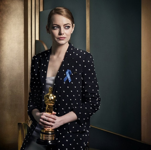 Emma Stone toát lên vẻ đẹp sang chảnh và sắc sảo. Trên tay cô cầm tượng vàng danh giá ở hạng mục 
