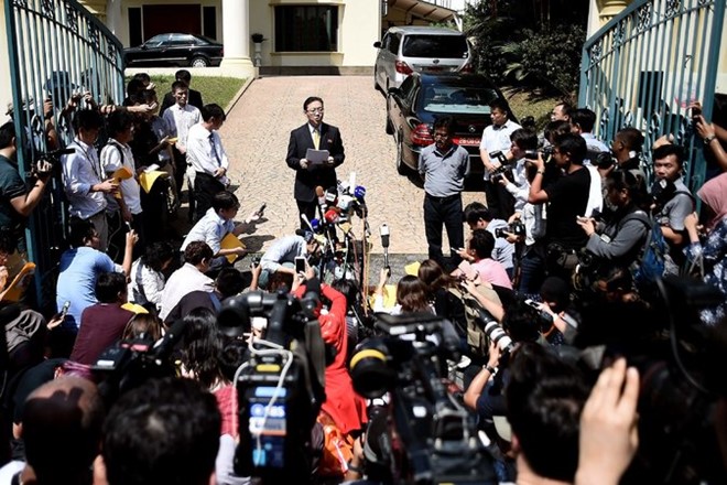 Đại sứ Triều Tiên ở Malaysia Kang Chol phát biểu trước báo chí. Ảnh: NYT.