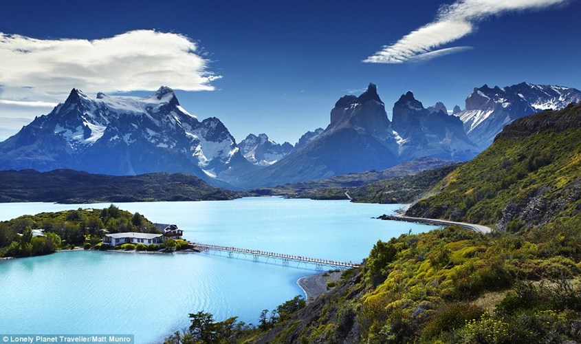 Những trải nghiệm du lịch hàng đầu thế giới chắc hẳn sẽ đem đến cho du khách giây phút thư giãn thoải mái. Trong ảnh: Quang cảnh tuyệt đẹp Hồ Pehoé ở Chile nhìn từ đỉnh núi Cuernos del Paine.