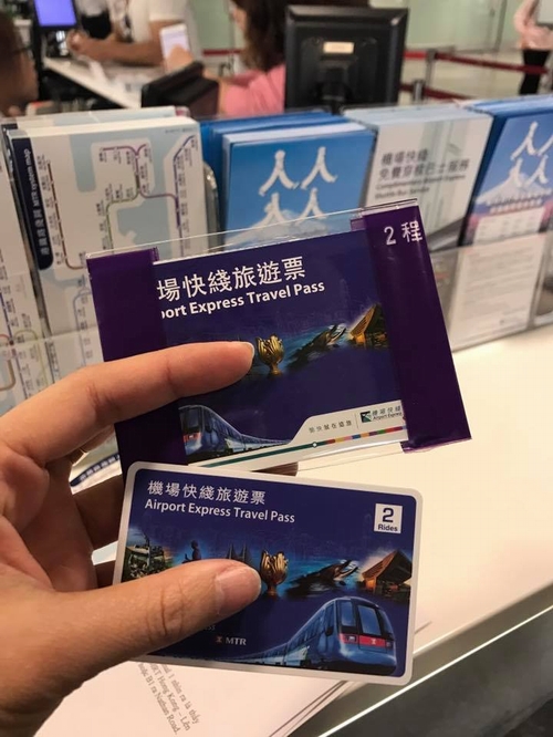 thẻ này mua ở sân bay khi đến HK, nếu ko ở HK quá lâu thì nên mua cái này thay thẻ Octopus. Thẻ dùng dc trọn 3 ngày tính từ lần quẹt đầu tiên, 2 chiều khứ hồi sân bay airport express và free toàn bộ trong 3 ngày dùng MRT. Giá 300HKD nhưng trong đó có deposit 50HKD, khi trả thẻ sẽ nhận lại tiền, tức là chỉ mất 250HKD, tầm 700k đi khắp HK trong 3 ngày