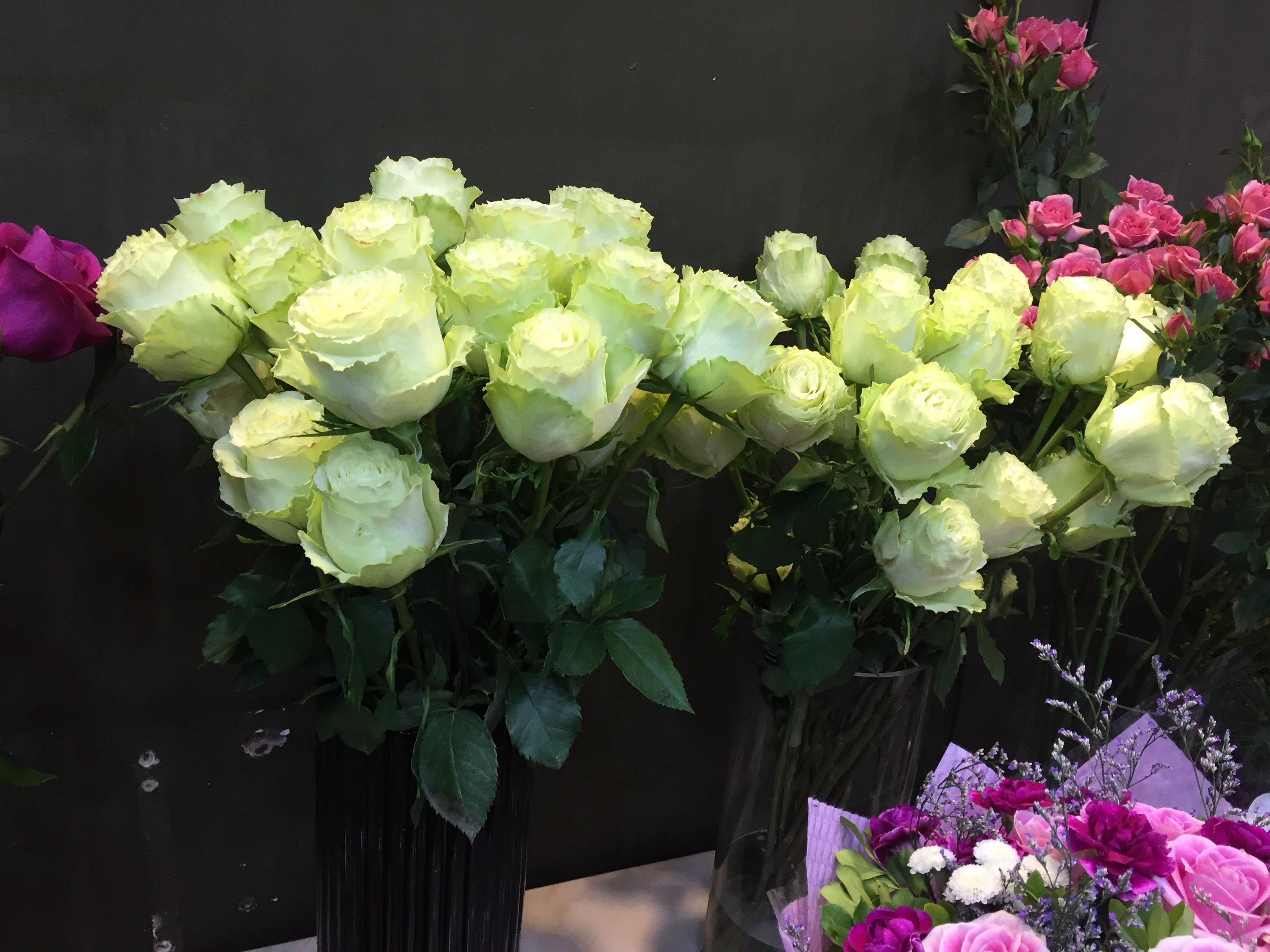Tuy nhiên, giá cả của hoa hồng Ecuador lại khá đắt lên tới 250 đồng/bông