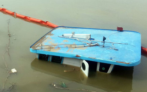 Quảng Ninh: Lốc xoáy nhấn chìm sà lan, 2 người thiệt mạng
