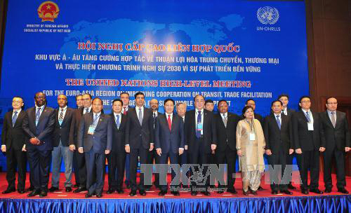 Phó Thủ tướng, Bộ trưởng Bộ Ngoại giao Phạm Bình Minh và các đại biểu chụp ảnh chung. (Ảnh: TTXVN)