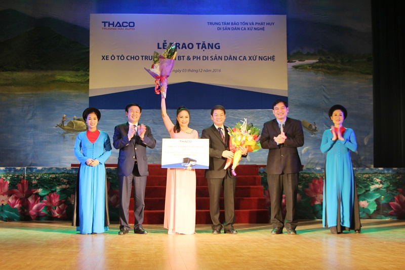 THACO đã trao tặng cho Trung tâm Bảo tồn và Phát huy di sản Dân ca Xứ Nghệ một xe Thaco Bus 34 chỗ