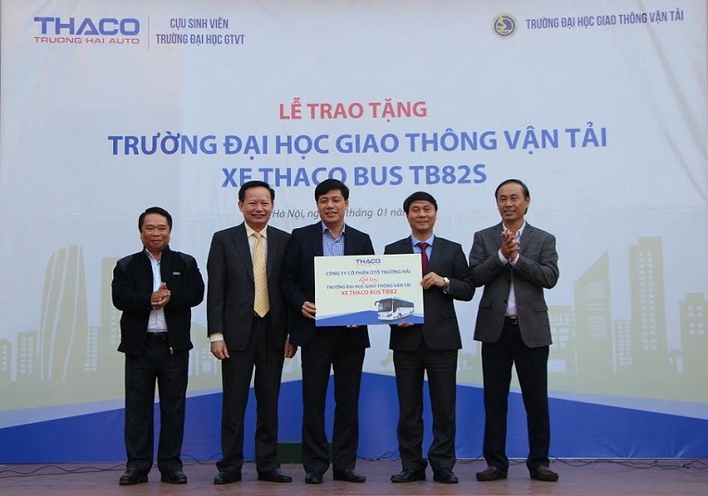 Thaco trao tặng chiếc xe Thaco Bus TB82S, 29 chỗ cho Trường Đại học Giao thông Vận tải.