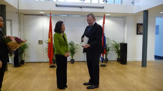 Đại sứ trao Quyết định cho ông Willem Hendrik Schuurman
