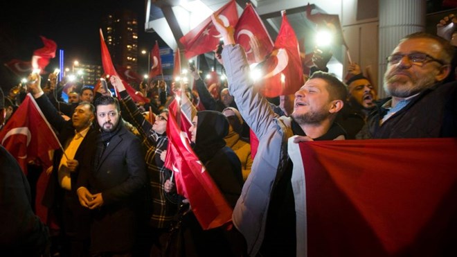 Người biểu tình vẫy cờ Thổ Nhĩ Kỳ bên ngoài lãnh sự quán Thổ Nhĩ Kỳ ở Rotterdam, Netherland. (Nguồn: AP).